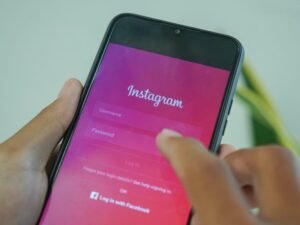 How can we Watch instagram story without knowing?